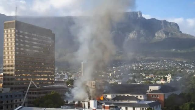 南非国会大厦发生大火 整个议会厅完全烧毁