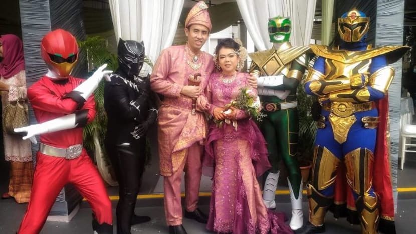 ‘Superheroes’ buka silat, jadi pengapit perkahwinan pasangan Melayu ini