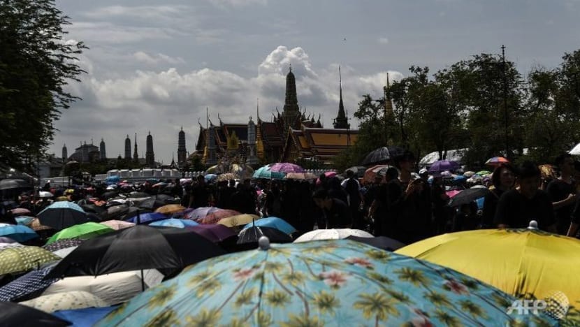 Puluhan ribu warga Thai nyanyi lagu kebangsaan peringati raja