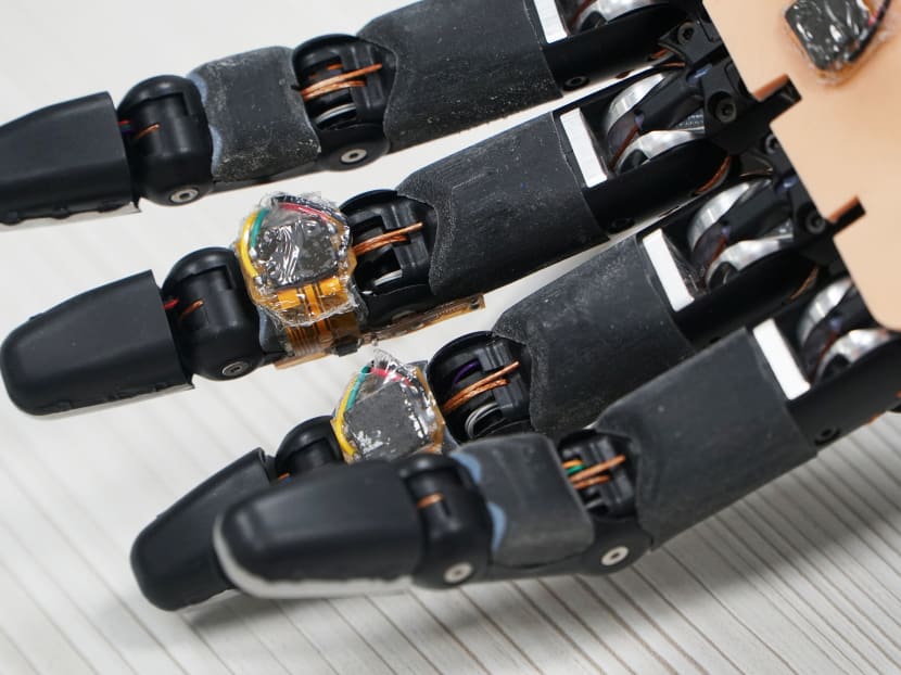 Smart foam material gives robotic hand the ability to self-repair Smart foam material gives robotic hand the ability to self-repair