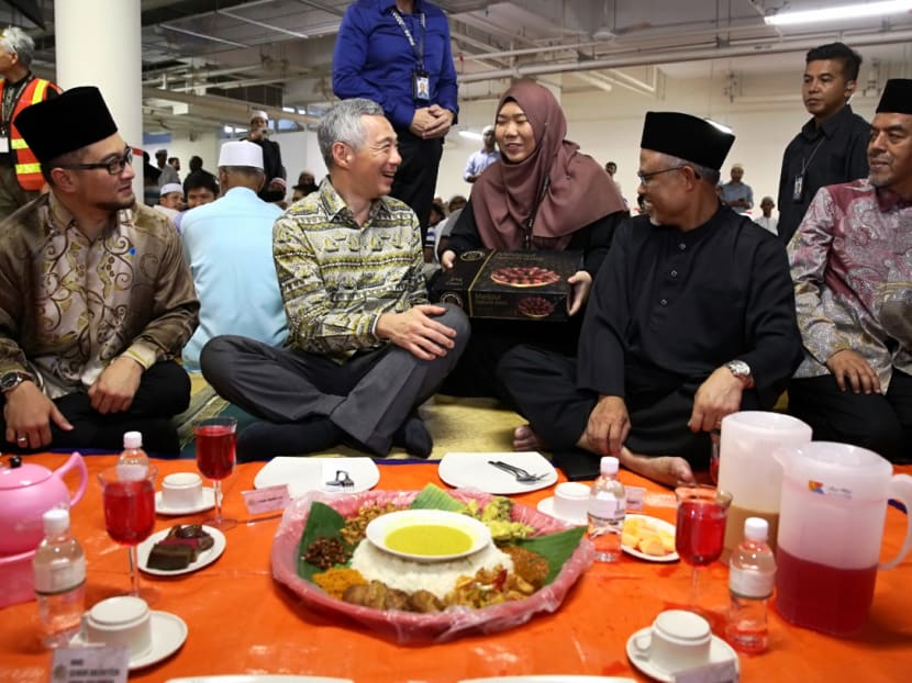 Photo of the day: Prime Minister Lee Hsien Loong giving a box of dates to a staff member of Masjid Maarof on Thursday (June 7). He is accompanied by Minister-in-charge for Muslim Affairs Masagos Zulkifli (second from right) and Muis chief executive Hj Abdul Razak Maricar (far right). Mr Lee, who toured the Jurong West mosque, also broke fast with over 700 congregants.