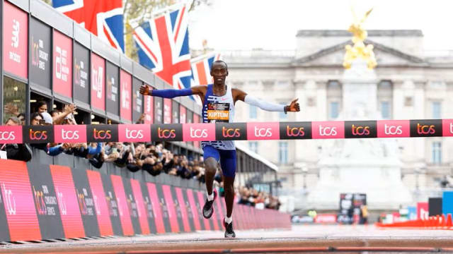 肯尼亚选手基普图姆 伦敦马拉松赛跑出史上第二快成绩