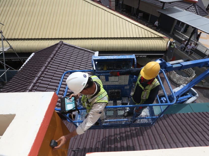 HDB conducts the ultra-sound scans on sunshades at Block 201E Tampines Street 23, on Sept 30. Photo: Koh Mui Fong/TODAY
