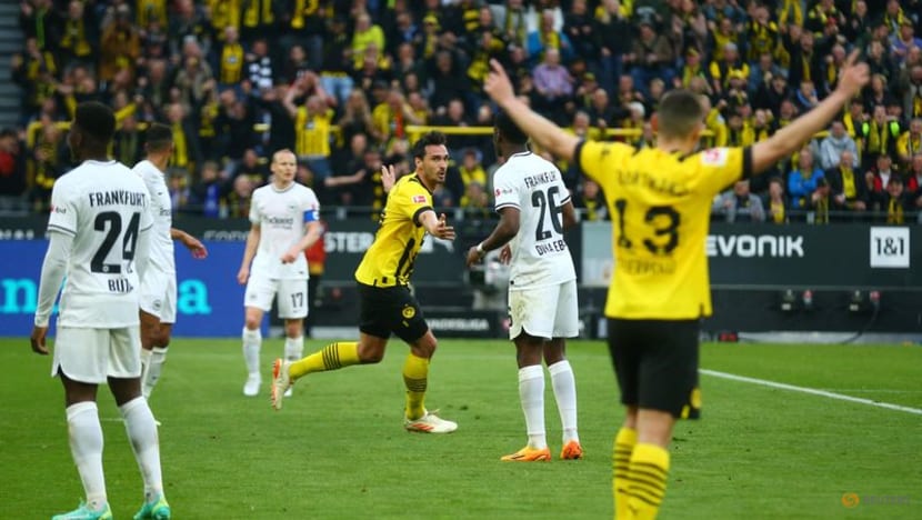 Dortmund crush Frankfurt 4-0 to storm into the Bundesliga top spot