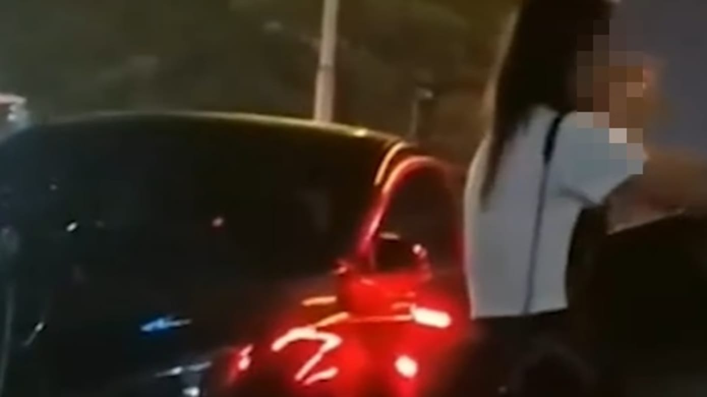 车子被挡40分钟 中国女子怒找人撞开