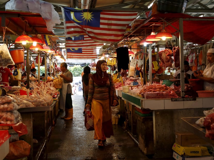 A woman shops at a wet market in Kuala Lumpur. As Malaysia’s urbanites begin to feel the bite of soaring living costs, there is growing suspicion that the 
official inflation rate does not quite reflect the economic reality, with the latest official data indicating that inflation was ‘at a 16-month low’ in July. Photo: Reuters