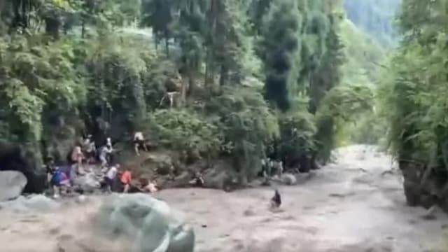 四川彭州突发山洪 目前已有四死九伤