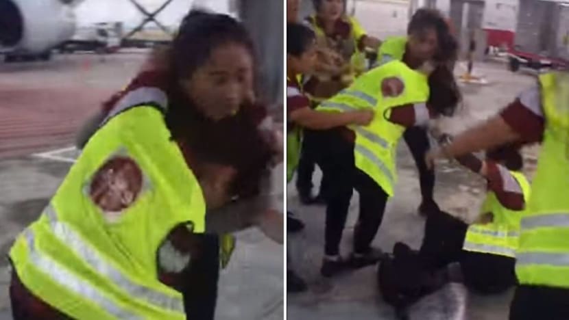 SATS staff suspended after video emerges of them fighting on Changi Airport tarmac SATS staff suspended after video emerges of them fighting on Changi Airport tarmac