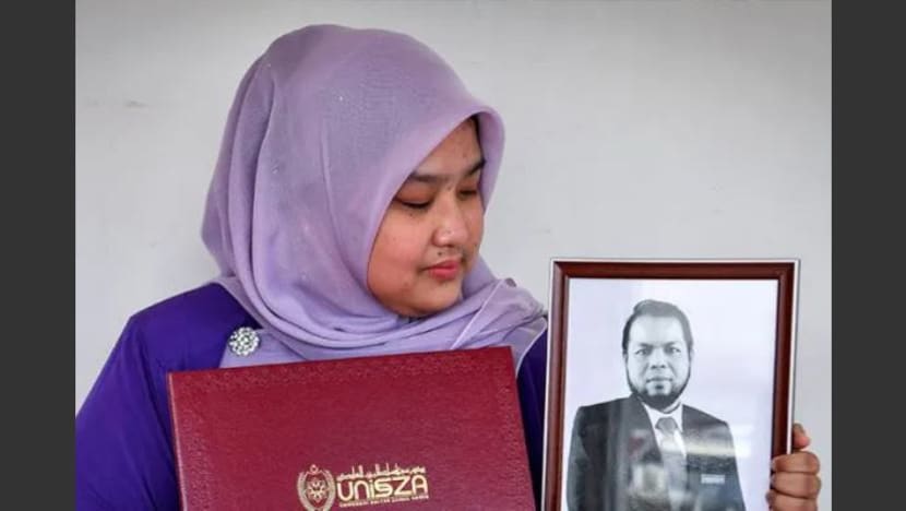 Isteri kuatkan semangat hadir terima ijazah sarjana arwah suami Isteri kuatkan semangat hadir terima ijazah sarjana arwah suami