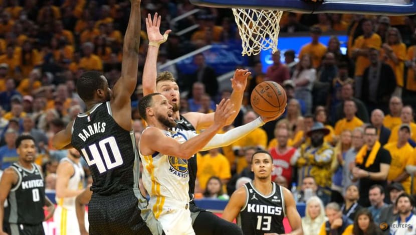 NBA roundup: Warriors survive late gaffe, tie series with Kings