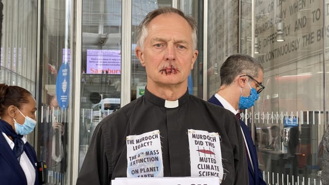 英国牧师“缝嘴” 无声抗议媒体大亨冷待气候问题