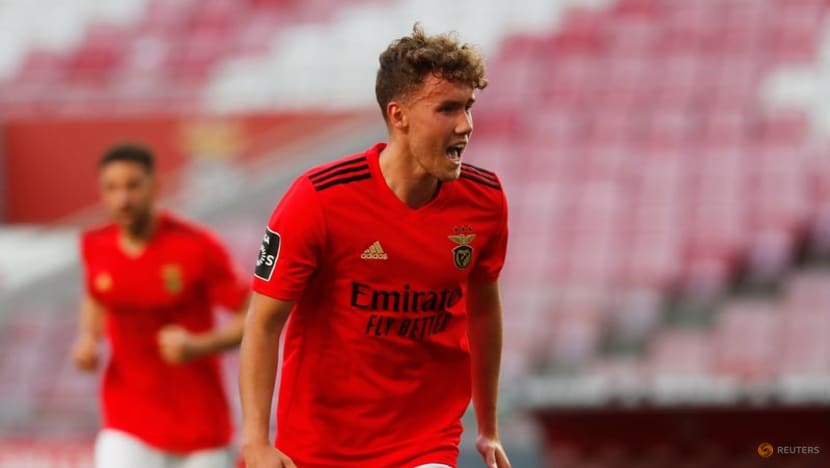 Soccer-Wolfsburg sign Germany forward Waldschmidt from Benfica for 12 million euros Soccer-Wolfsburg sign Germany forward Waldschmidt from Benfica for 12 million euros