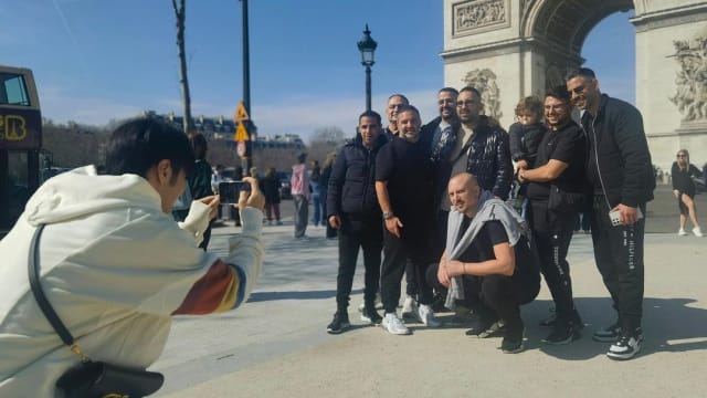 在巴黎被当路人　李荣浩蹲马步帮游客拍照