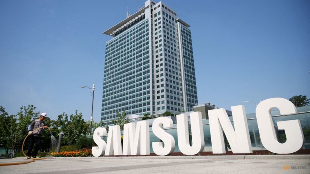 Samsung Elec has more than halved its stake in ASML, filings show