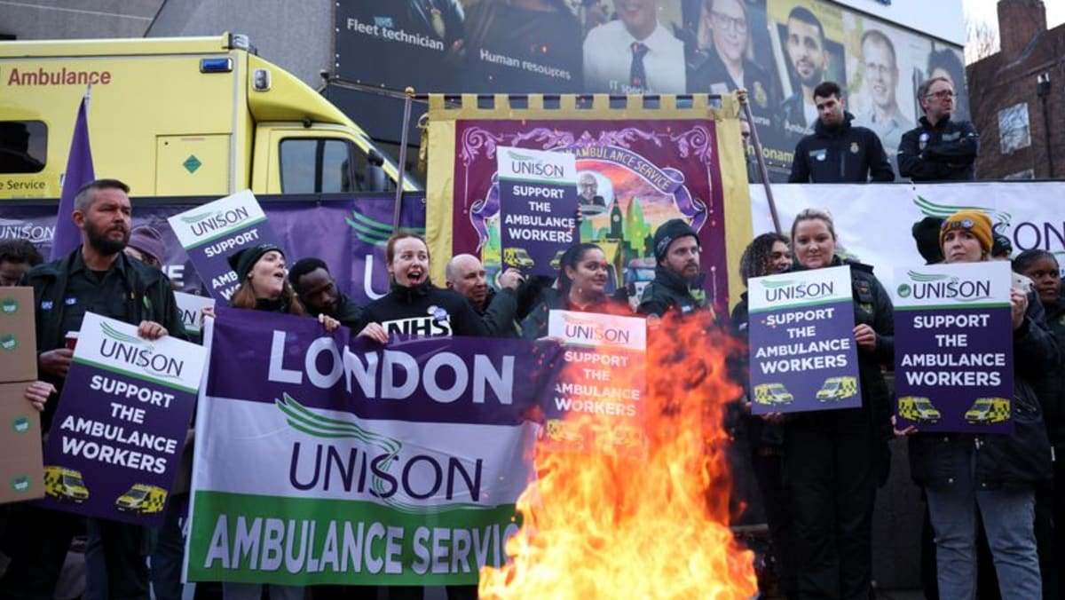 Ribuan staf ambulans Inggris mogok ketika masyarakat didesak untuk menghindari risiko