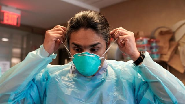 流感和呼吸道病例激增 美国医院重施口罩令
