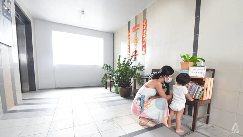 Ghim Moh resident sets up community children’s library at her lift landing to share the joy of reading Ghim Moh resident sets up community children’s library at her lift landing to share the joy of reading
