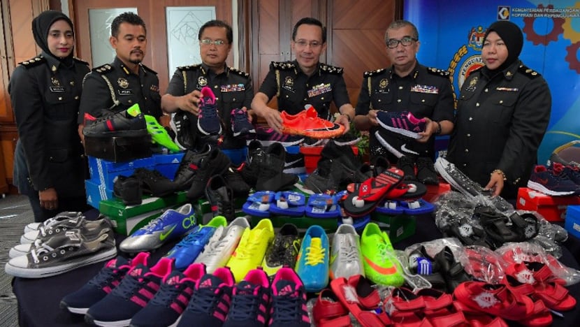 Hampir 12,000 kasut berjenama tiruan dirampas dari stor pusat beli-belah Jalan TAR