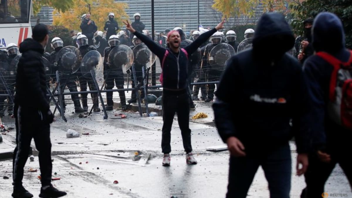 Bentrokan pecah di Brussels dalam protes atas pembatasan COVID-19