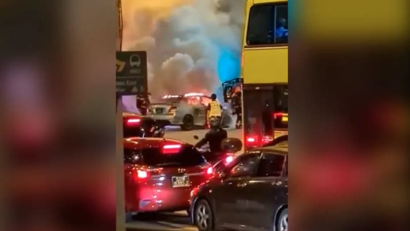 Kereta terbakar di simpang Tampines Kereta terbakar di simpang Tampines