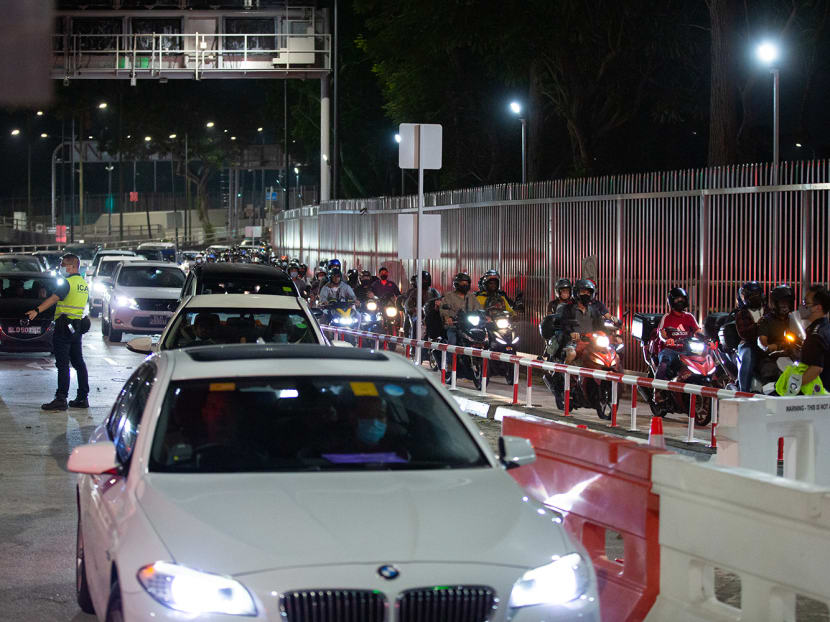 Vehicles line up at the Woodlands&nbsp;Checkpoint to enter Malaysia on April 1, 2022.&nbsp;