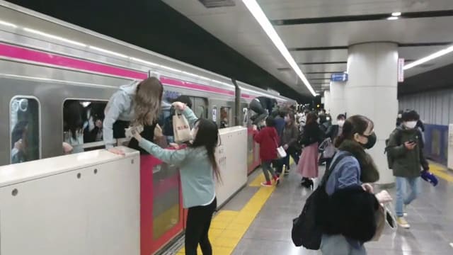 日本男子地铁内砍人放火 至少十人受伤 