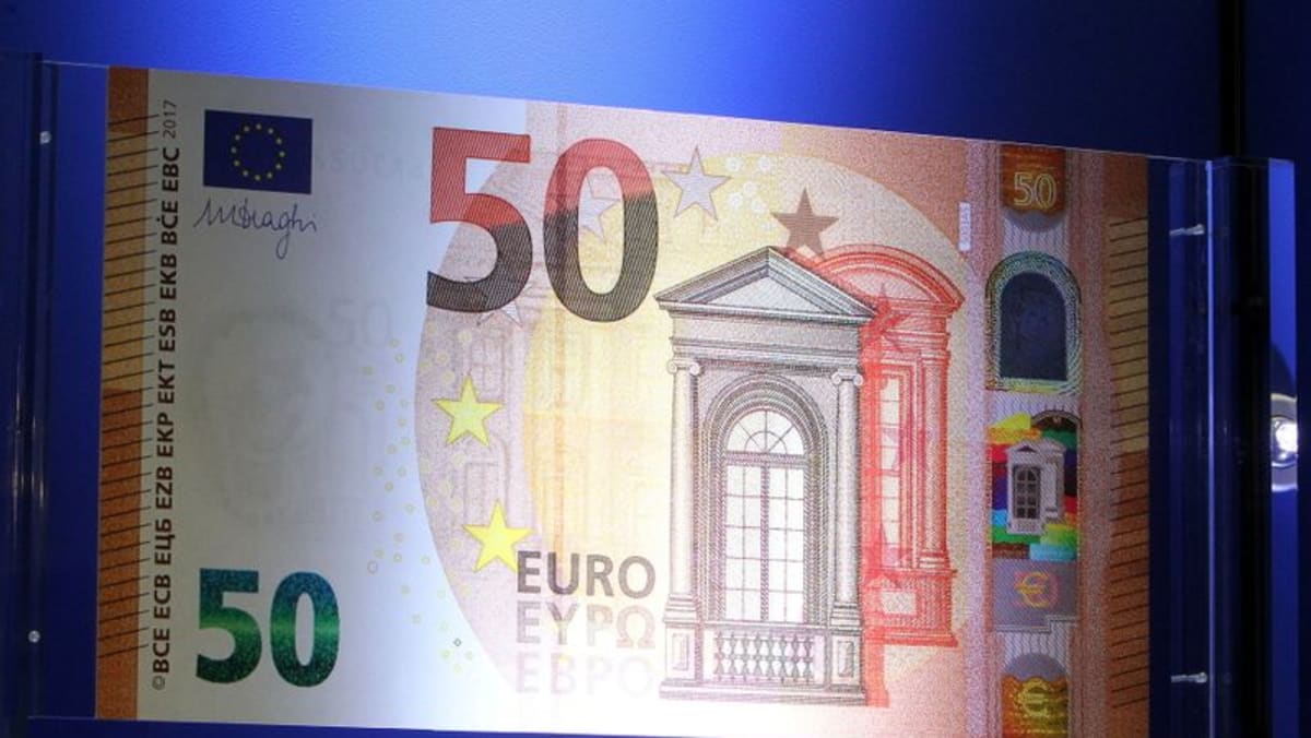 Euro runtuh;  pedagang menunggu uji konsumen AS