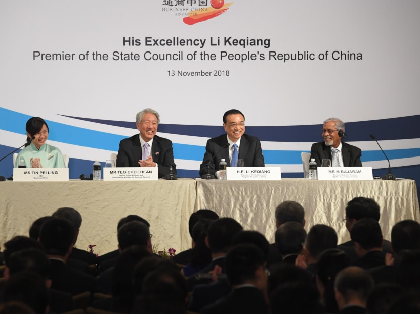 The panel sharing a laugh following a humorous reply from Premier Li Keqiang during the Q&A session. From left to right, Ms Tin Pei Ling, CEO of Business China, DPM Teo Chee Hean, Premier Li Keqiang and Mr M Rajaram, Member of ISEAS – Yusof Ishak Institute Board of Trustees.