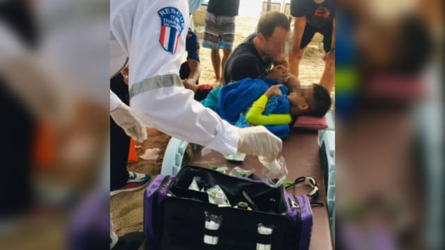 男童海边戏水被鲨鱼咬伤 泰国普吉岛加强安全管理