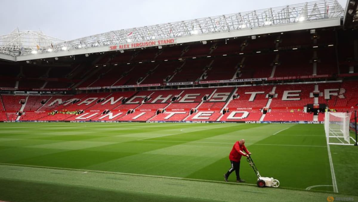 man-united-reinstates-forecast-after-quarterly-loss-narrows