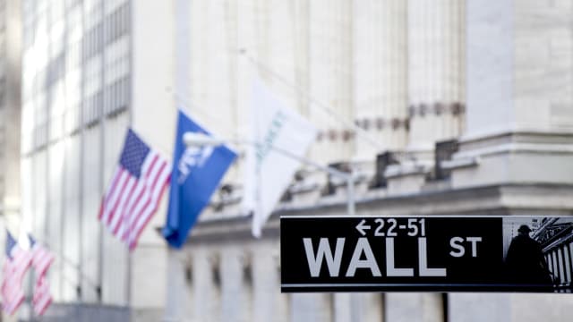 美国华尔街股市上扬 三大指数涨1.3%到2.8%