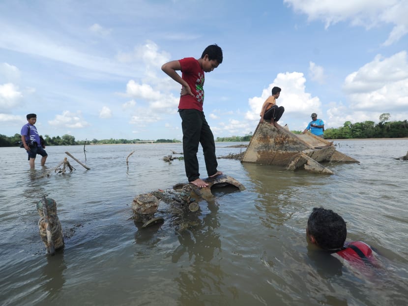 Sunken vessel ‘rises’ as water level at Pahang River falls