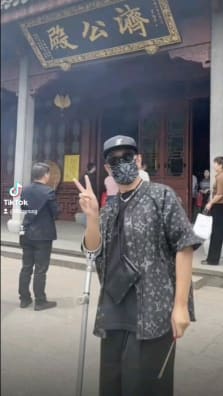 While some netizens feel his dressing is too flashy, the former TVB star says it’s the sincerity that counts.

Tap link in bio to read more.

📸: Chenhaomin07/Douyin

https://www.8days.sg/entertainment/asian/benny-chan-criticised-wearing-designer-brands-temple-830416