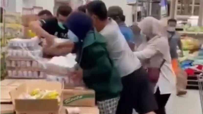 Susu jenama Bear jadi rebutan di Indonesia, didakwa boleh lindungi daripada COVID-19 Susu jenama Bear jadi rebutan di Indonesia, didakwa boleh lindungi daripada COVID-19