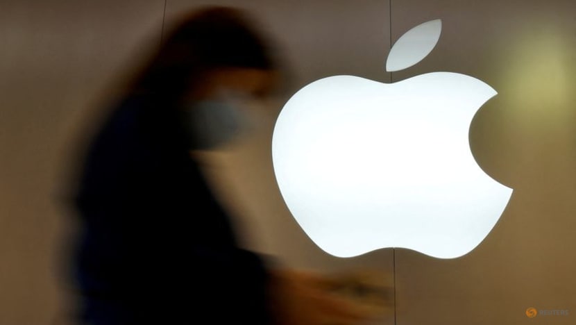 Apple becomes first company to hit US$3 trillion market value, then slips Apple becomes first company to hit US$3 trillion market value, then slips