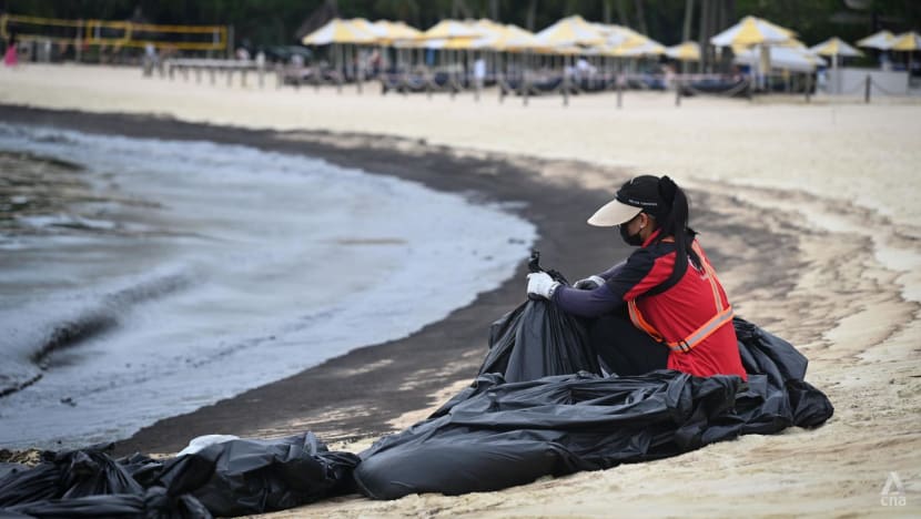 tanjong%20beach%20oil%20spill%20clean-up%203.jpg