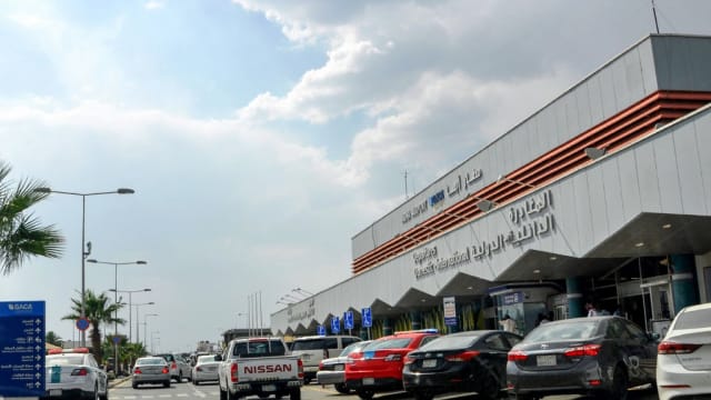 沙特机场遭无人机袭击酿八伤 一架民航机亦受损