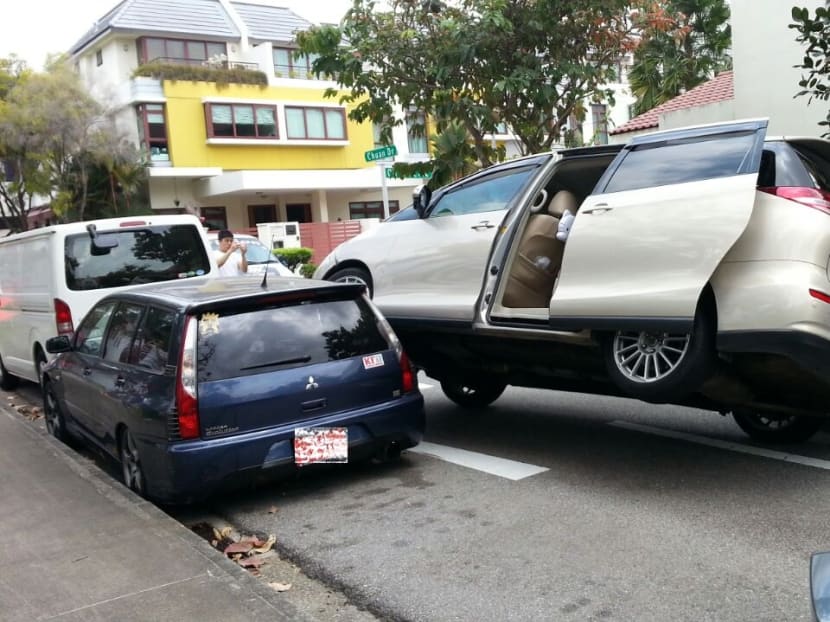 Accident at Chuan Drive causes MPV to tilt Accident at Chuan Drive causes MPV to tilt