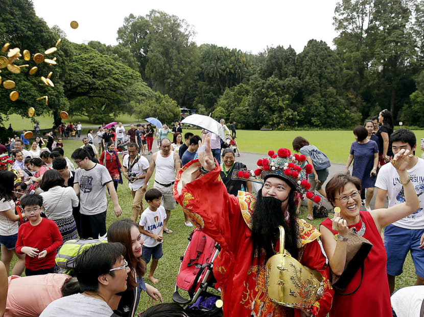 Thousands throng outdoors as CNY weather stays mostly dry