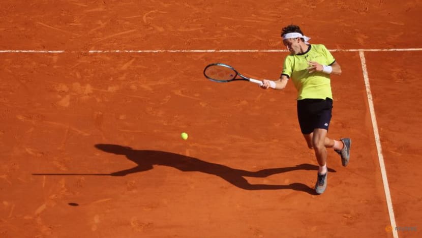 Rising star Rune thumps 14th seed Shapovalov in straight sets