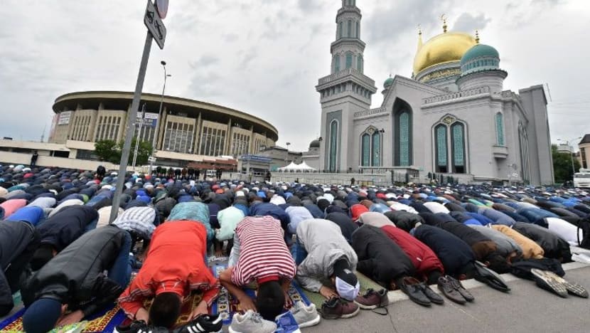 Bukan 10,000, tapi 250,000 muslim banjiri Masjid Besar Mosko bagi solat Hari Raya