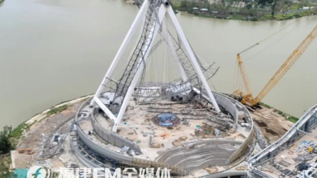中国福建在建摩天轮垮塌 四人一度受困后获救