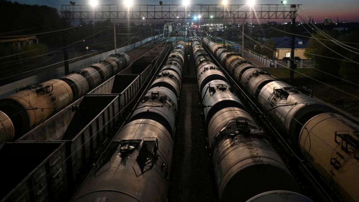 Eksklusif – Pedagang minyak akan mengurangi pembelian minyak Rusia mulai 15 Mei – sumber