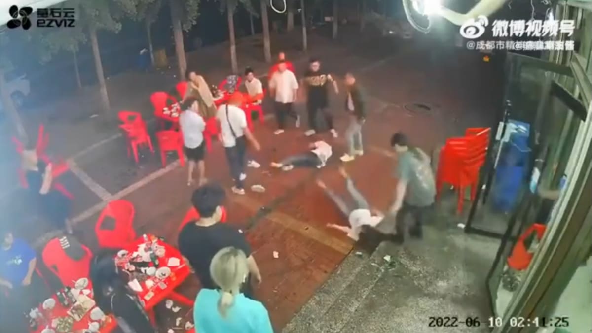 Wakil polisi Tiongkok dipecat di tengah penyelidikan atas penanganan penyerangan terhadap wanita di restoran yang ‘lambat dan tidak tepat’