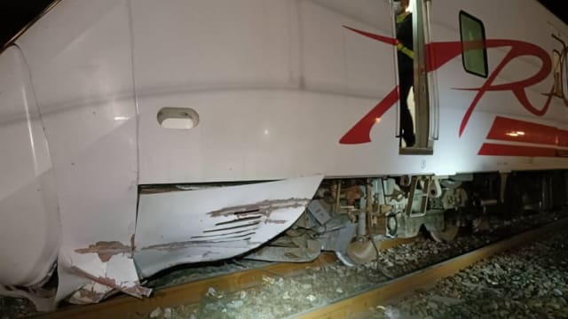 台湾一列火车疑撞上落石后出轨 所幸无人受伤