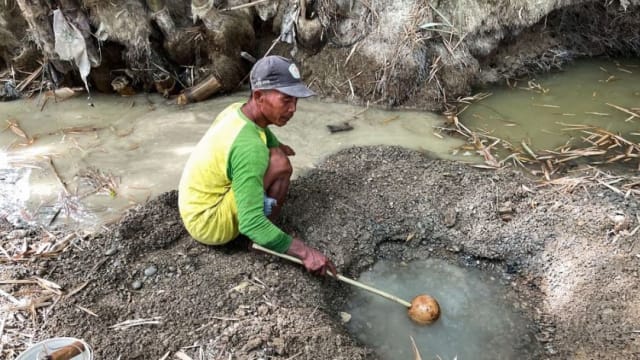 印尼大旱灾 村民挖干涸河床取水过活