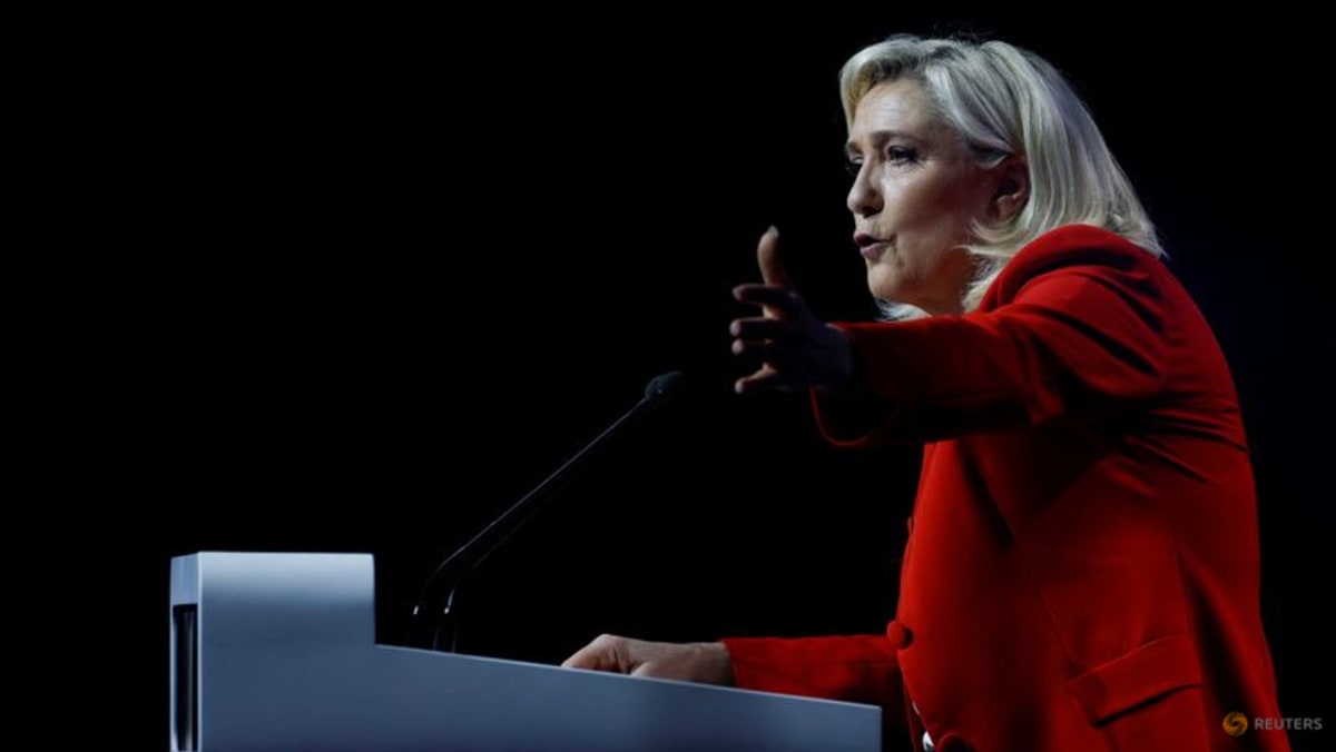 Menghadapi kritik, sekutu Le Pen telah melunakkan retorika mengenai usulan pelarangan hijab