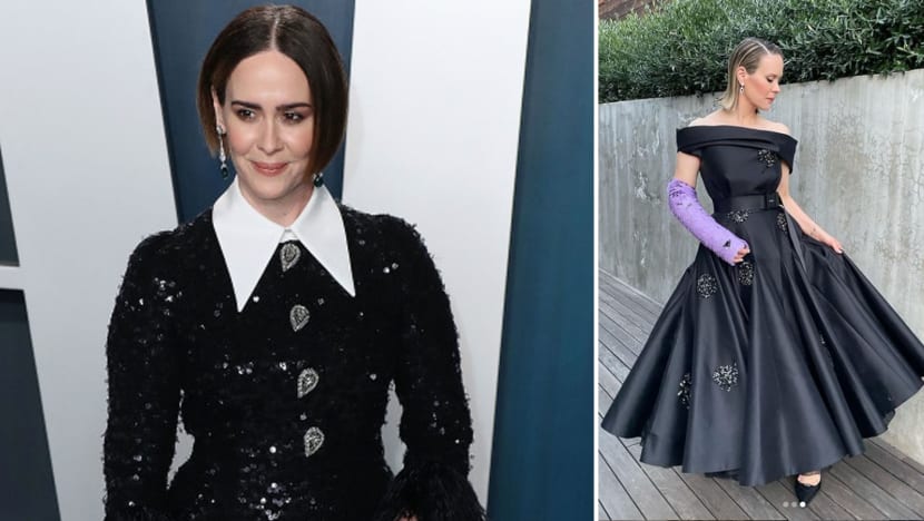 Sarah Paulson Wears Custom Prada Cast To The 2021 Golden Globes After Arm Injury Sarah Paulson Wears Custom Prada Cast To The 2021 Golden Globes After Arm Injury