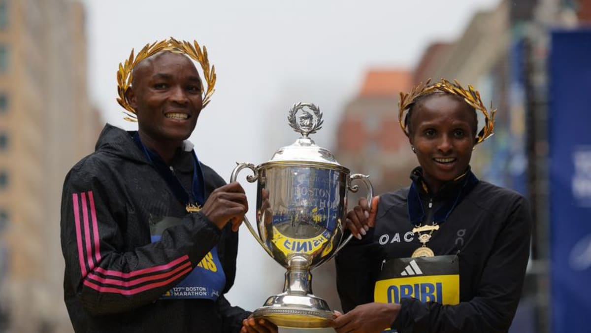 Chebet mempertahankan gelar putra Boston Marathon, Obiri memenangkan perlombaan putri