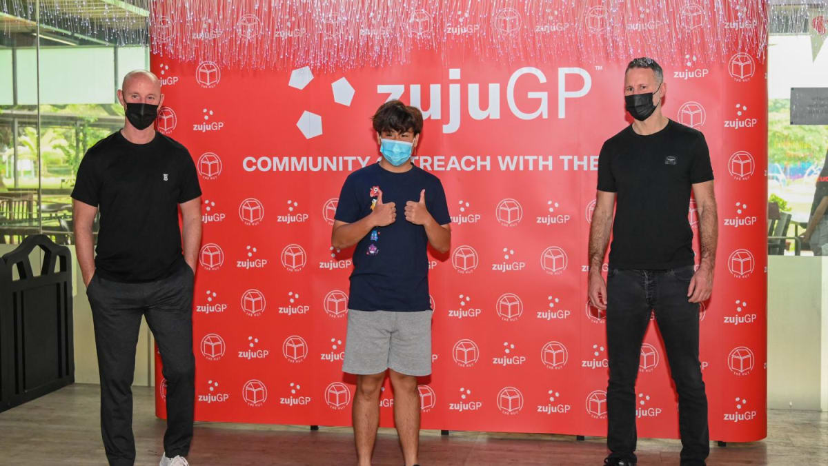 Ryan Giggs dan Nicky Butt meluncurkan program CSR platform sepak bola digital di Singapura